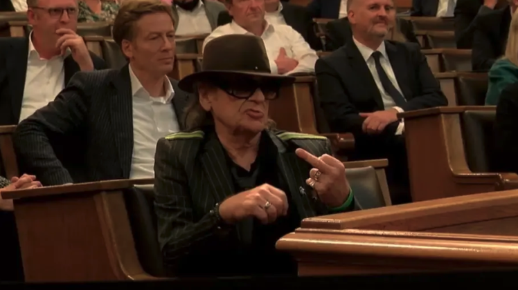 Bürgerschaftssitzung am 7. September 2022: Udo Lindenberg zeigt den Mittelfinger, während der AfD-Fraktionsvize Alexander Wolf spricht.