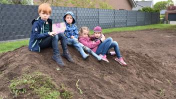 Vier von vielen Kindern, die enttäuscht sind, dass ihr Berg jetzt nur noch ein Berglein ist: (von links) Jesper (7), Jannes (6), Hanna (8) und Finja (2).   
