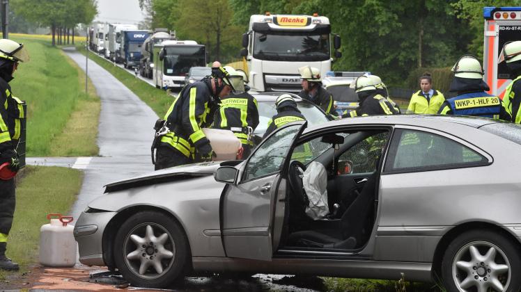 Auf der Osnabrücker Straße in Westerkappeln sind am Donnerstag zwei Pkw frontal zusammengestoßen. Die Fahrer wurden schwer verletzt.