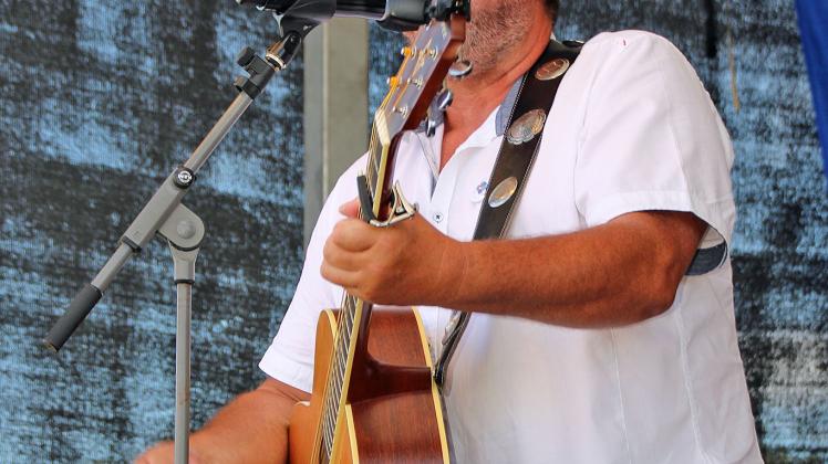 Musiker Olaf Hoblrant gastiert an diesem Sonntag um 15.30 Uhr beim Konzert der Meeresbrise-Reihe im Kurhhausgarten. 