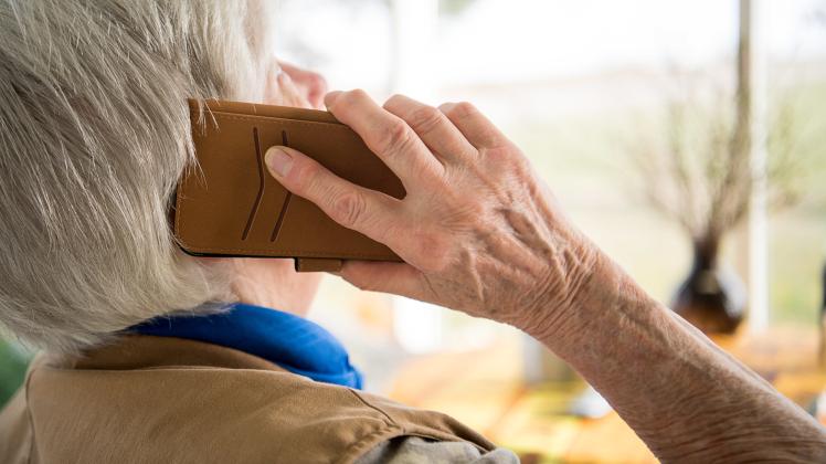 Seniorin und Telefon