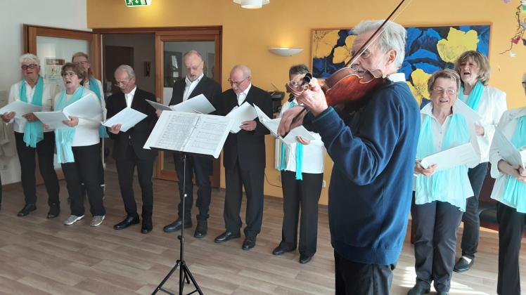 Der Stralendorfer Chor mit Chorleiter Günther Golling an der Geige spielte nach dreijähriger Coronapause das erste Mal wieder in der Pflegeeinrichtung.