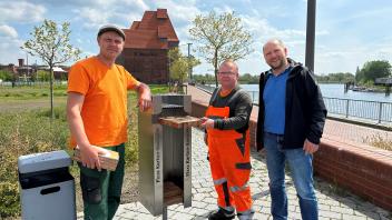Mathias Schröder, René Gutke und Andreas Grieswald (v.l.n.r.) vom Betriebshof der Stadt Wittenberge präsentieren die neue Sammelkonstruktion für Pizza-Kartons.