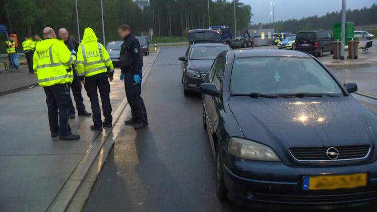 Großkontrolle auf A1 bei Großenkneten: Polizei findet gefälschte Zigaretten und viel Bargeld