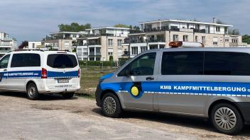 Kampfmittelbeseitiger arbeiten im Gebiet des Alten Hafens in Lingen.