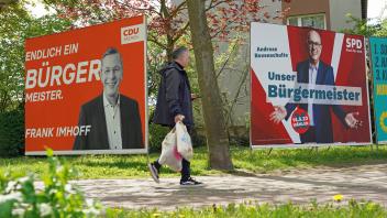 Wahlplakate der oppositionellen CDU und der regierenden SPD zur Bremer Bürgerschaftswahl vom 14. Mai 2023. Laut Umfragen