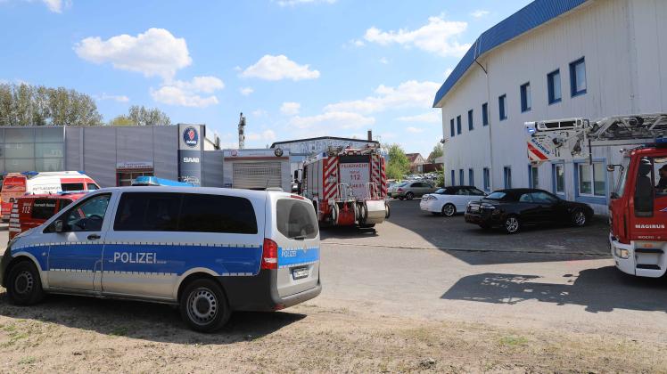 Auf dem Gelände einer Autowerkstatt in Rostock hat es am frühen Freitagnachmittag einen größeren Feuerwehreinsatz gegeben.