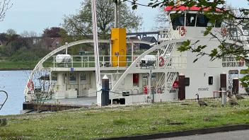 Die Hybridfähre „Stecknitz“ am Bauhof-Anleger der Kanalverwaltung in Rendsburg.