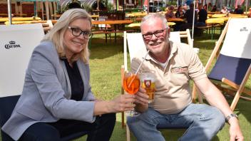 Oberbürgermeisterin Petra Gerlach hat am Freitag mit Andreas Kutschenbauer schon mal auf das Gelingen der Delmenhorster Sommerwiese angestoßen. 