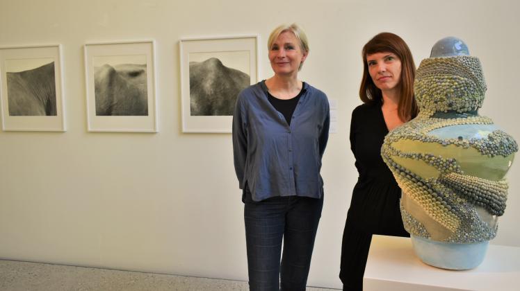Die Künstlerin Ursula Böhmer (l.) hat die Fotografien beigetragen, Angelika Arendt steuerte die Skulpturen in Keramik, Glas und Porzellan für die Sommerausstellung bei.
