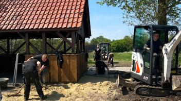 Bei der 72-Stunden-Aktion der Niedersächsischen Landjugend soll unter anderem ein Fahrradparkplatz an einer anderem Hütte am Lohner Freizeitsee entstehen, die bereits 2019 gebaut wurde.
