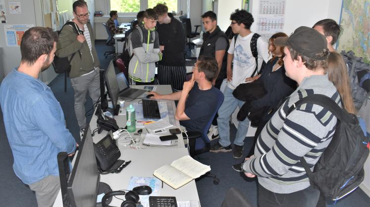 In der SVZ-Lokalredaktion Schwerin lassen sich die Schüler erklären, wie die Zeitung für die Landeshauptstadt entsteht und auf welchen Kanälen die Nachrichten ausgespielt werden können.  