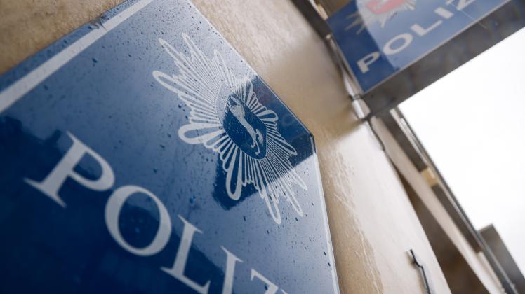 Polizeiwache Kollegienwall der Polizeidirektion Osnabrück, aufgenommen am 12.01.2023. /Wache; Dienststelle; Symbolbild; Blaulicht; Polizei; Logo; Schriftzug; Verbrechen/ Foto: Michael Gründel
