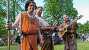Die erste Station: Herold Sir Muck von Mucky trifft auf die beiden gut gelaunten Musikert von "Spielmann Absolem"