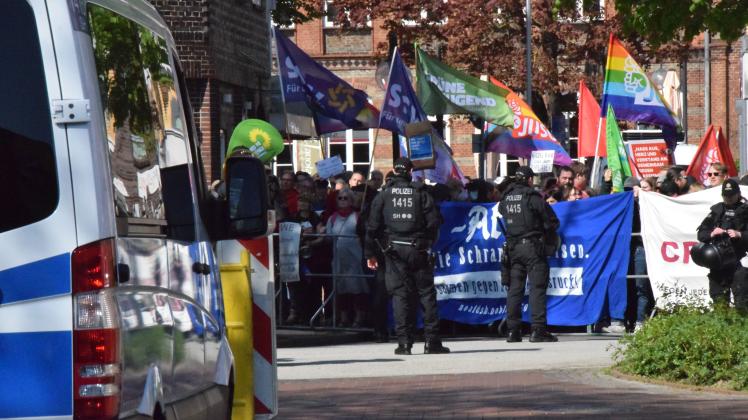 Starke Polizeikräfte hielten AfD und Gegendemonstranten auf Entfernung. Zu Zwischenfällen kam es während der knapp dreistündigen Veranstaltung im Stadtzentrum nicht. 
