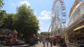 Bei bestem Wetter konnten die Besucher auf dem Maimarkt über den Marktplatz am Untenende flanieren.