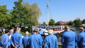 Mit der Taufe des neuesten Museumsschiffes des Harener Heimatvereins, dem Küstenmororschiff „Johannes“, startete am Samstagmittag das mittelalterliche Kanalfest in Haren. Der Shanty-Chor singt dabei das Harener Lied.