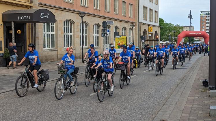 Pünktlich um 10 Uhr sind am Sonntag Hunderte Rostocker mit dem Fahrrad in Richtung Bandelstorf aufgebrochen.