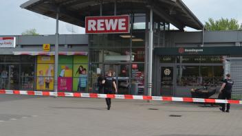 LKA-Beamte vor dem Rewe-Markt in Tönning. Unbekannte wollten den Geldautomaten aufsprengen. Wie erfolgreich sie damit waren, war vor Ort nicht zu erfahren.