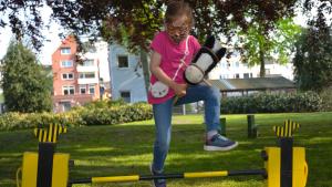 KinderkulturfestMila Klein, 6, Elmshorn, beim Hooby HorsingElmshorn, Park am Rathaus, 13.5.2023