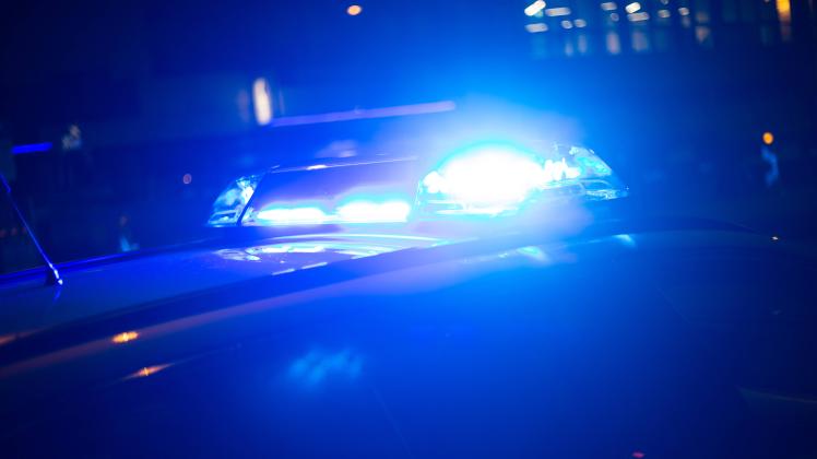 Polizeieinsatz ( Symbolbild ) Polizeiwagen mit Blaulicht im Einsatz in Augsburg. -- Police car with bluelight in operati