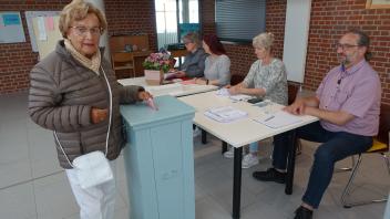 Bereits am frühen Morgen stimmten die ersten Wählerinnen und Wähler in Süddorf (Nebel) ab.