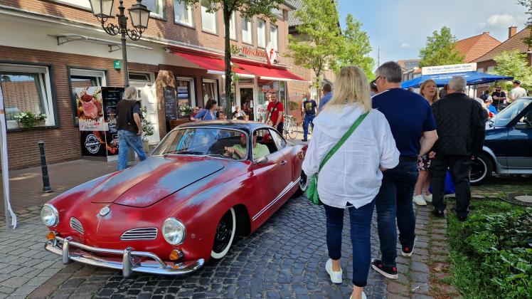 Bei bestem Wetter war der Glandorfer Ortskern zum Maimarkt voll - mit alten Autos und vielen Schaulustigen.
