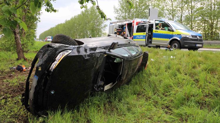 author Aquaplaning: Bei einem schweren Unfall auf A 19 in Rostock rammte ein Pkw einen Baum und überschlug sich