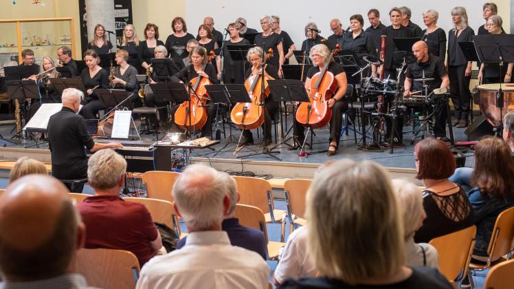 Mit „Classic meets Pop“ lud der Musik-Kreis aus Hohnstorf bereits zum fünften Mal in die Aula der Regionalen Schule „Rudolf Tarnow“ in Boizenburg ein. 