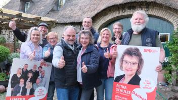 Jubel bei den Sozialdemokraten: Acht der neun Direktmandate in Schuby gehen an die SPD um Bürgermeisterin Petra Schulze (vorne rechts).