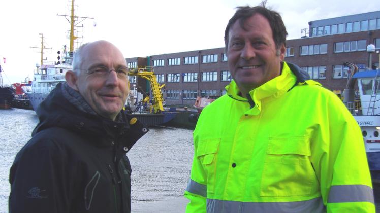 In den Ruhestand verabschiedet: Peter Geitmann (r.), hier mit Jens Köhler, Seebetriebsrat der Rostocker Reederei F. Laeisz, im Rostocker Fracht- und Fischereihafen.