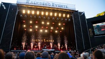 Am Sonnabend traten die Shanty-Rocker vor 9500 Besuchern in der ausverkauften Kalkberg-Arena auf.