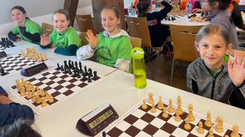 Tosja Redmann (v.l.), Lara Maletzki, Marlene Schmidt und Leni Zietz konnten bei dem bundesweiten Schachwettbewerb einen Platz im vorderen Mittelfeld ergattern.