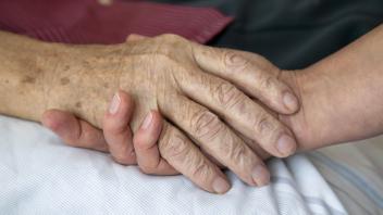 15 07 2010 Nordrhein Westfalen Deutschland Hospiz Die Hand einer Pflegerin haelt die Hand eines