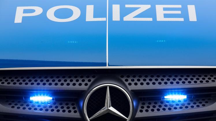 Symbolbild Thema Polizei, Einsatzfahrzeug mit Blaulicht, Schriftzug Polizei Symbolbild zum Thema Polizei am 22.01.2020 i