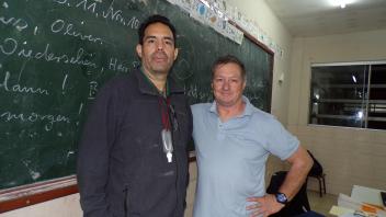 Zusammen mit seinem Kollegen Carlos Fernández versucht der ehemalige Hasberger Marc Hieger, für die deutsche Sprache in Bolivien zu werben. 