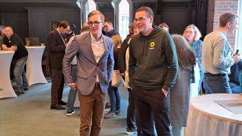 Kandidaten Steven Novak (CDU, links) und Ben Jessen (Grüne) am 14.5.2023 im Niebüller Rathaus, während im Amt Südtondern die Stimmen ausgezählt werden.