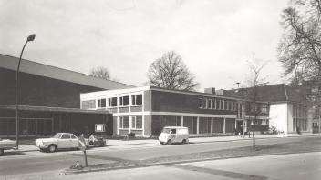 Die neue große Sporthalle (links mit Schrägdach) und der Verbindungsbau zur alten Halle (rechts) wurden im Mai 1963 eingeweiht. 