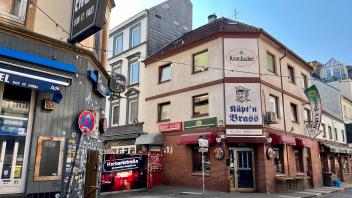  In bzw. an der berühmt-berüchtigten Herbertstraße auf St. Pauli suchen zwei Häuser ein neuen Besitzer.