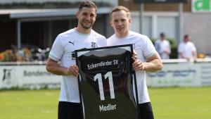 Die beiden Kapitäne des Eckernförder SV: Marc Medler (li.) bekam von seinem Stellvertreter Julian Zülsdorff ein gerahmtes ESV-Trikot geschenkt. Die Verabschiedung fand vor dem letzten Heimspiel der Saison gegen Siebenbäumen statt.