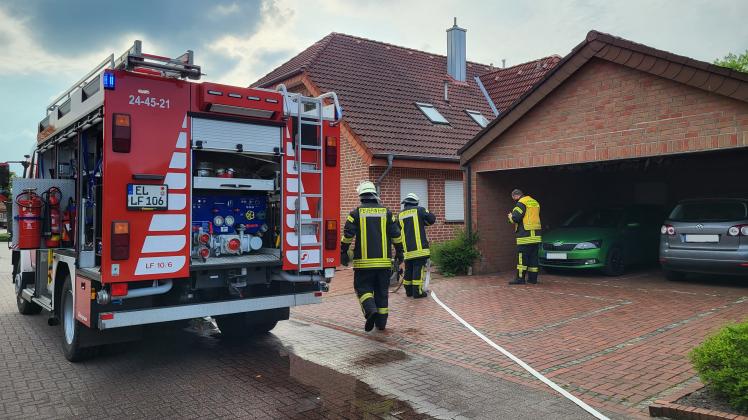 Einwohner eines Mehrfamilienhauses in Bawinkel bei Lingen haben am Montagabend die Feuerwehr verständigt, weil es im Gebäude stark nach Rauch roch.