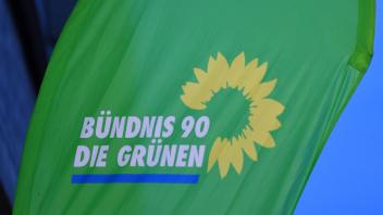 Tuebingen 20.10.2021 Die Gruenen, Stadtverband Tuebingen, Mietgliederversammlung: Eine Fahne der Partei Buendnis 90/Die