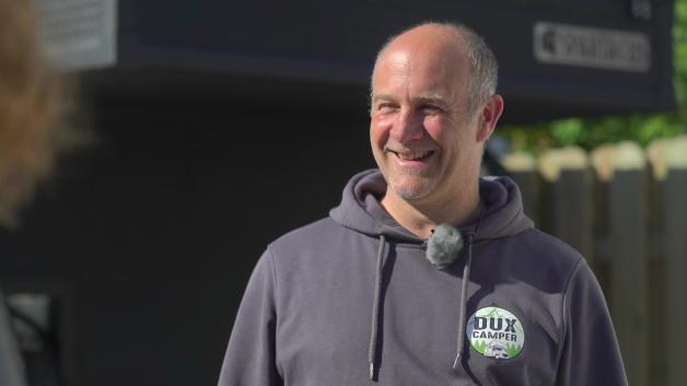 Martin Dux hat sein Unternehmen vor fünf Jahren gegründet. Seitdem berät er seine Kunden über die Campingvariante, dass ihn besonders überzeugt. Martin Dux hat sein Unternehmen vor fünf Jahren gegründet. Seitdem berät er seine Kunden über die Campingvariante, dass ihn besonders überzeugt.