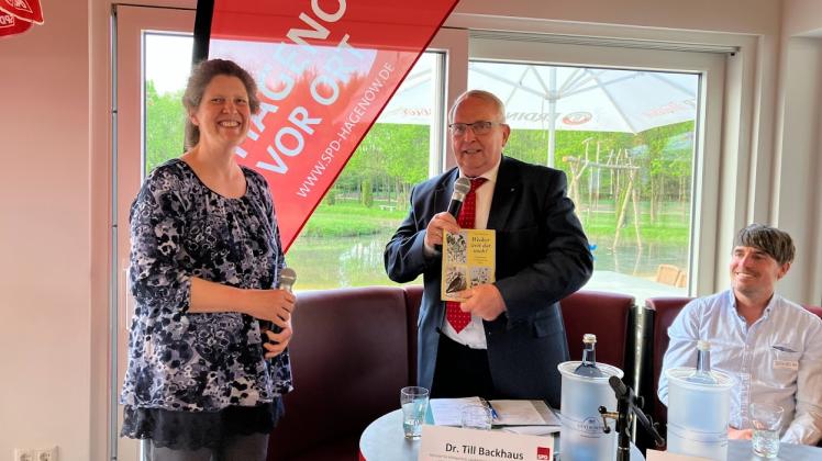 Marianne Röckseisen aus Bresegard bei Picher übergab dem Minister eine Broschüre mit Plattdeutschen Übersetzungen von Tier- und Pflanzennamen. Sie verband das Geschenk mit der Bitte, einen Nachdruck des vergriffenen Werks zu fördern