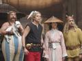 Guillaume Canet als Asterix und Gilles Lellouche als Obelix zusammen mit der Prinzessin von China (Julie Chen) und dem phönizischen Händler Genmais (Jonathan Cohen).