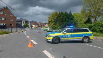 Nach ersten Informationen der Polizei ist es am Dienstag in Papenburg zu einem Unfall zwischen einer Radfahrerin und einem Lkw gekommen. 