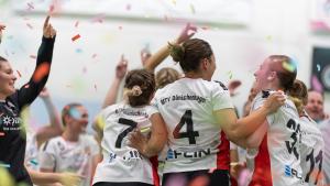 Wie lässt sich ein Aufstieg schöner feiern als im Konfetti-Regen in der eigenen Halle? Die Damen des MTV Dänischenhagen sorgten mit einem 28:23-Sieg über den Raisdorfer TSV für dieses Highlight.