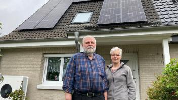 Die PV-Anlage von Birgit und Dietmar Anger aus Neumünster ist bereits seit Monaten funktionsfähig. Doch ins Netz einspeisen können sie bisher nicht. 
