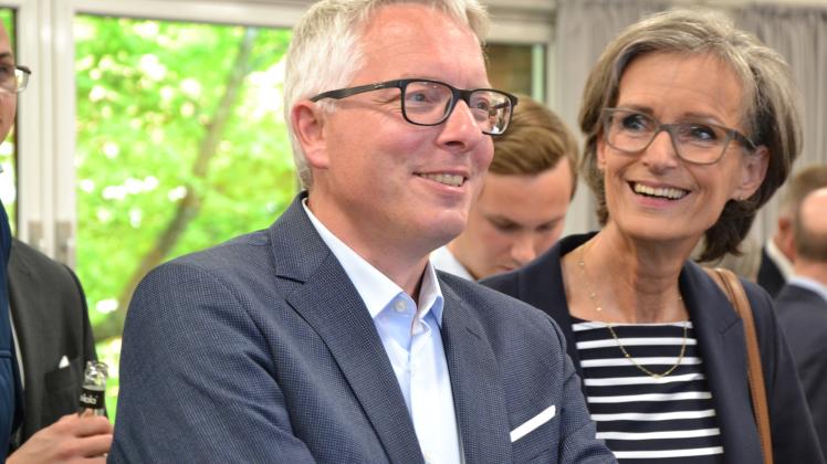 Arne Rüstemeier (hier am Wahlabend mit Babett Schwede-Oldehus im Rathaus) gewann sein Ratsmandat als Direktkandidat im Wahlkreis 10.