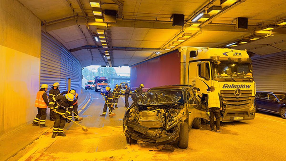 Unfall Auf Der A7 Bei Hamburg: SUV Zwischen Zwei Lkw Eingeklemmt | SHZ